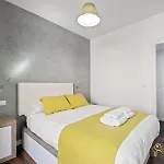 아파트 Flat With Balcony